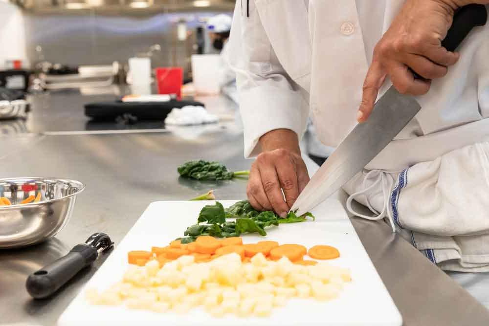 ACC烹饪艺术课程在学期的第一天在高地校区大楼2000开始上课